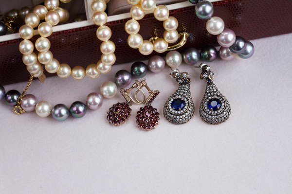 Pourquoi investir dans des bijoux anciens de luxe ?