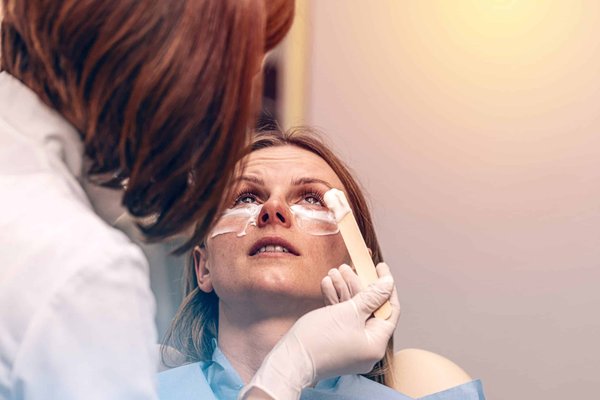 Quels styles de hauts porter pour minimiser une poitrine généreuse ?