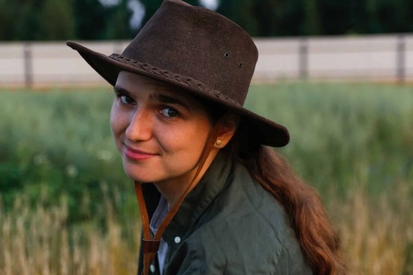 Femme : comment porter le chapeau de cowboy ?