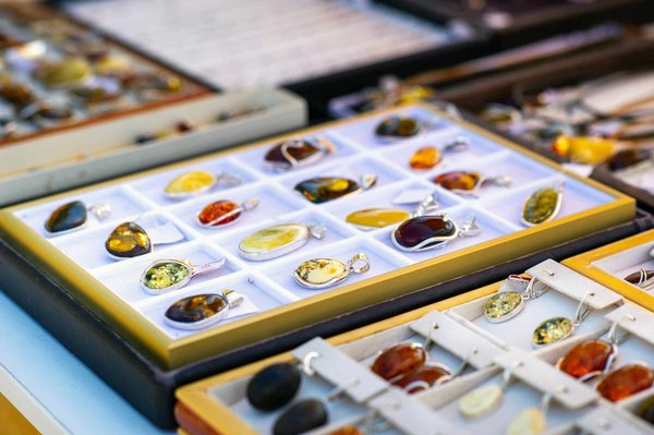 Boucles d'oreilles en ambre : beauté et rareté à votre portée