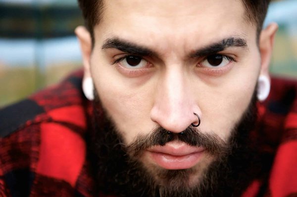 Évolution du piercing oreille homme en tendance