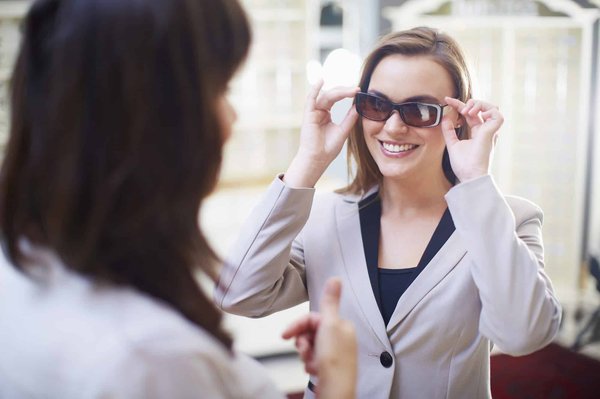 Achat de montures solaires : quel matériau choisir ?