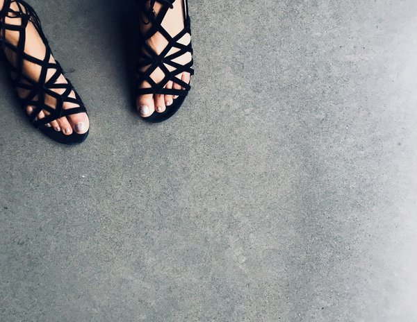 Pourquoi les sandales noires femme sont-elles un must-have dans votre garde-robe ?